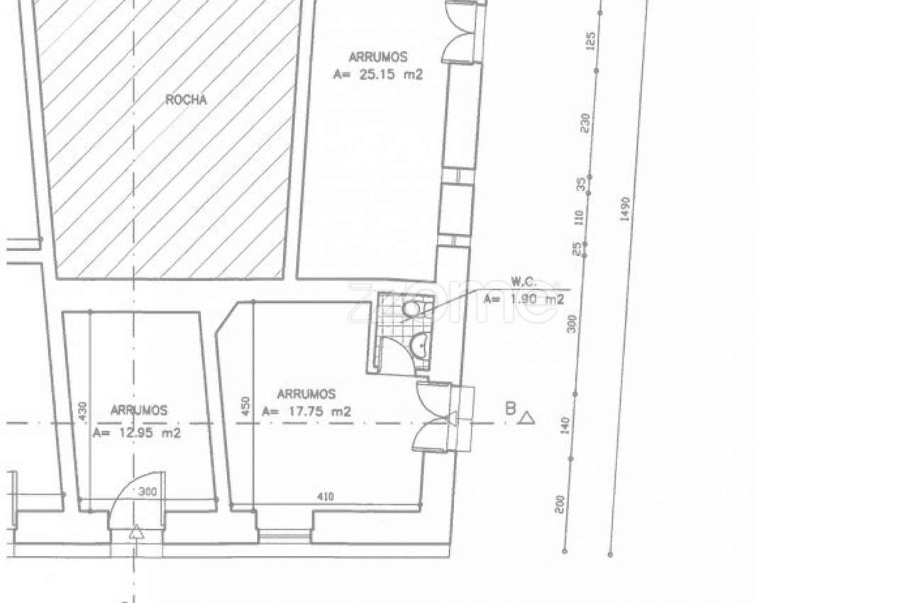 Moradia para recuperar com loja, garagem e arrumos - Grande imagem: 3/20