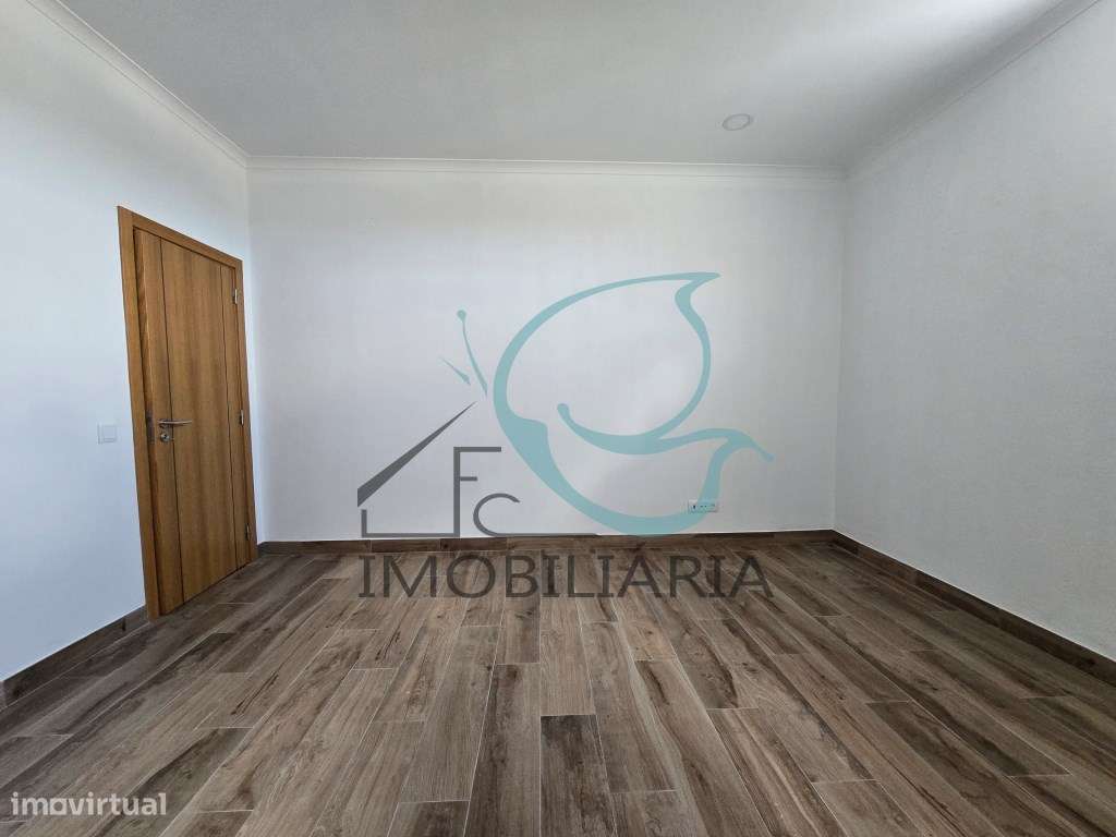 EXCLUSIVO - Excelente moradia de 2 pisos, com licença AL-25