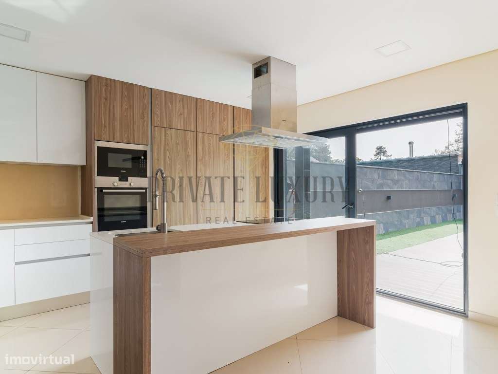 Moradia T4 com varandas e piscina em Azeitão-3