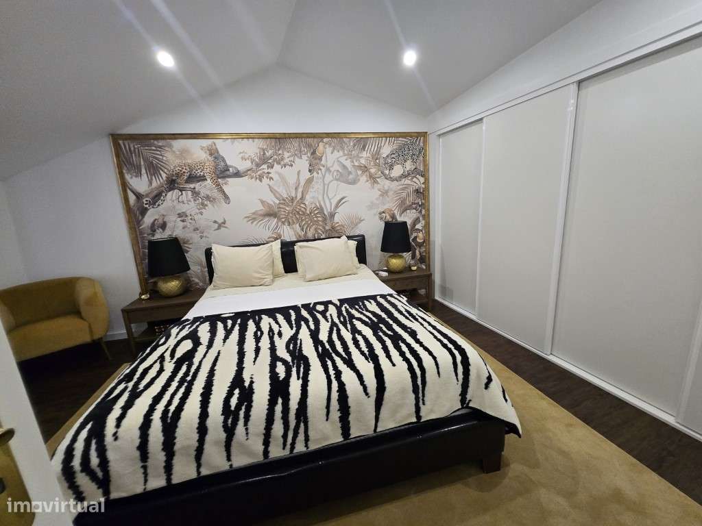 Moradia T5 Moderna com Piscina Aquecida e Garagem para 4 Carros-17