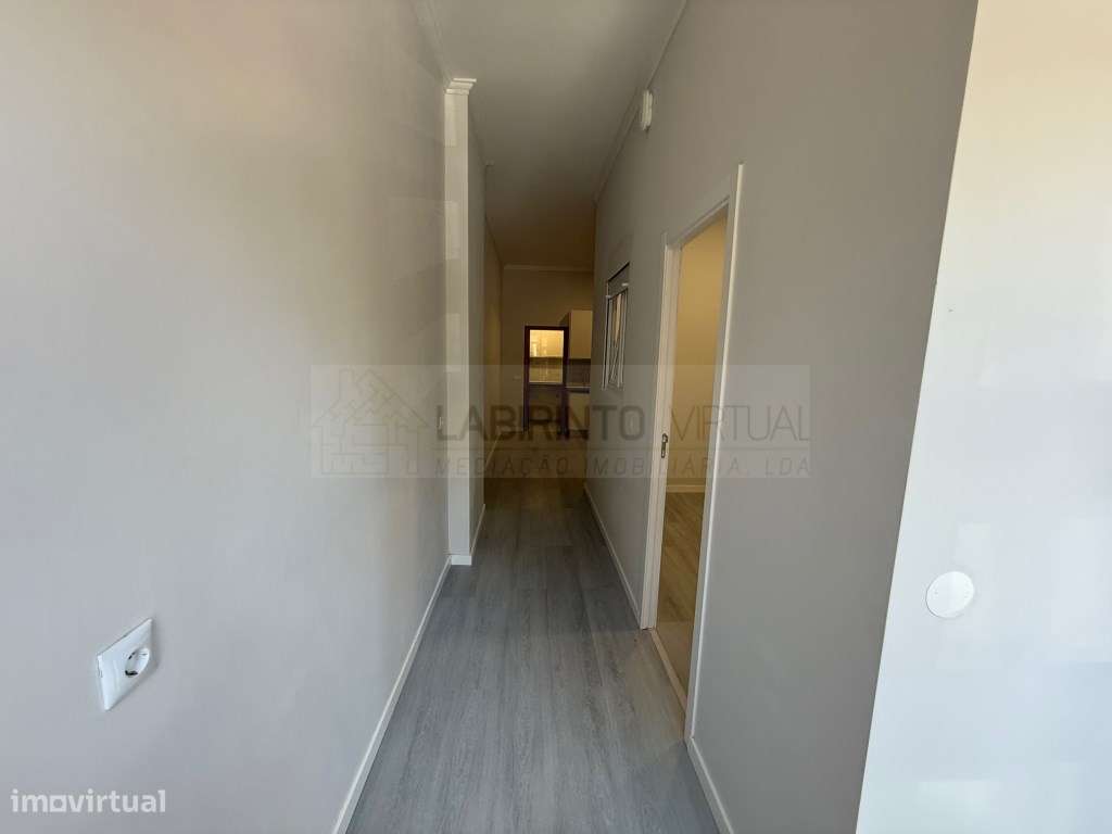 Vende-se T1 (Loja transformada em habitação), em Belas - Queluz, em...-4