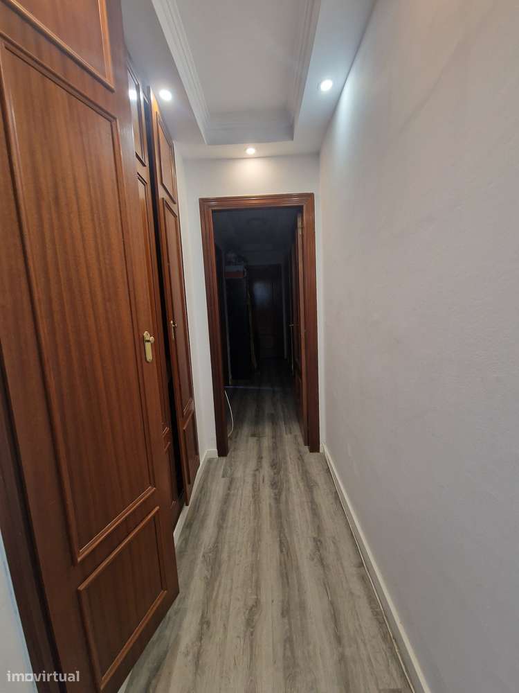 Apartamento de 4 assoalhadas inserido em prédio com elevador - Grande imagem: 4/7