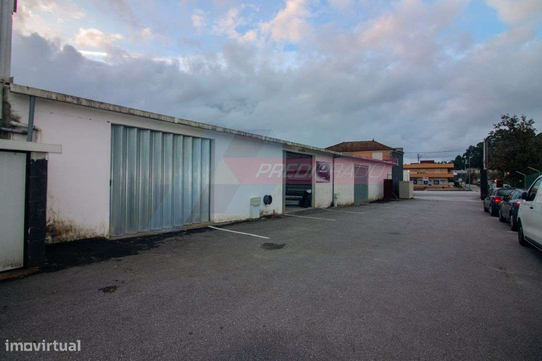 Pavilhão à face da Estrada Nacional 205! - Grande imagem: 3/3