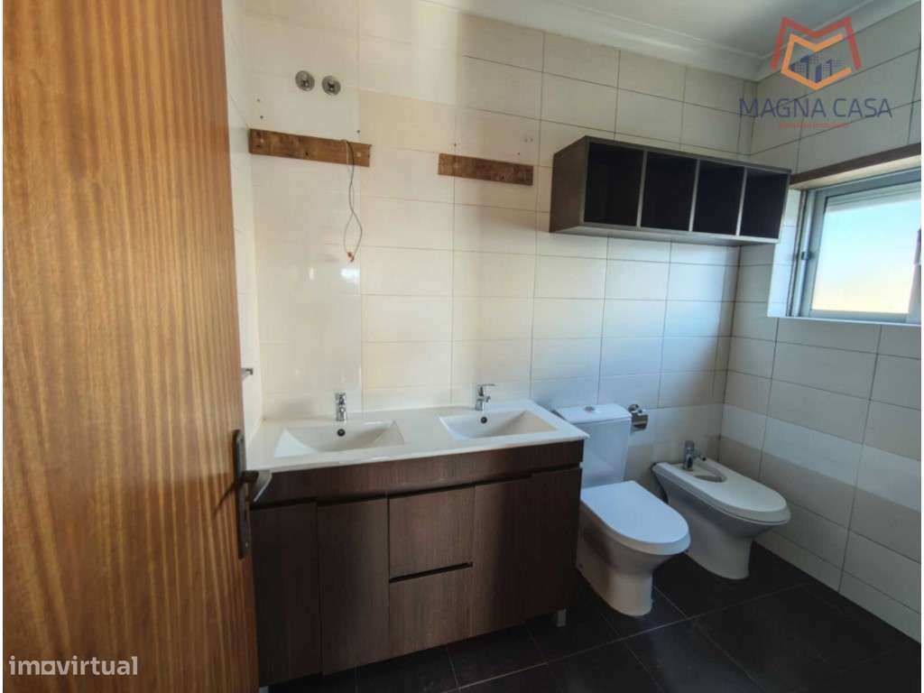 T2 (3 assoalhadas) com Boa Distribuição de Áreas - Rua do Mirante, ...-8