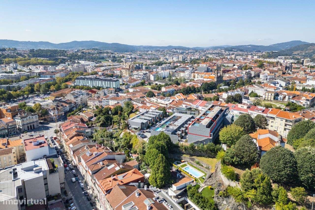 Penthouse Luxuosa com Piscina e Vistas 360º no Coração de Braga-3