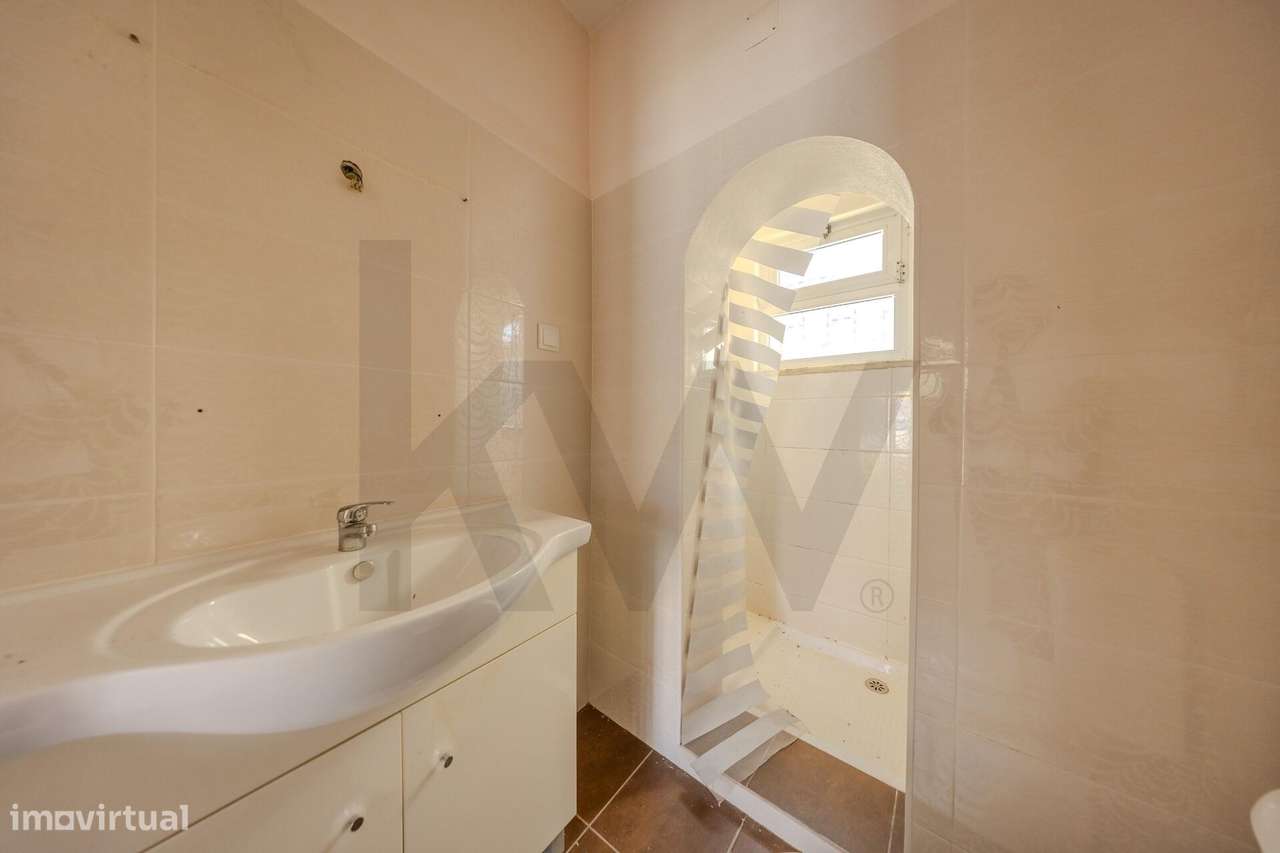 Moradia Bi-Familiar + 2 Anexos Habitáveis na Sobreda Caparica-16