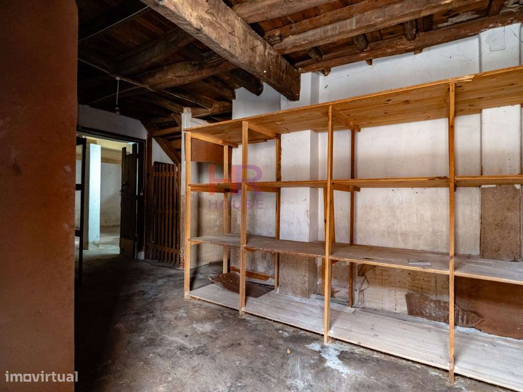 Coimbra, Vende-se Moradia com terreno e jardim.-31