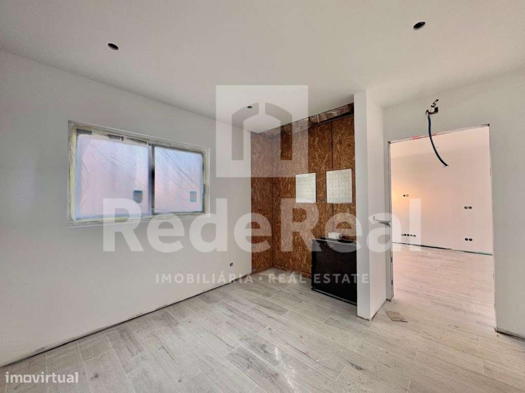 Duas Moradias - T1 e T2 Inseridas em Lote de 659 m² Zona Periférica... - Grande imagem: 5/21