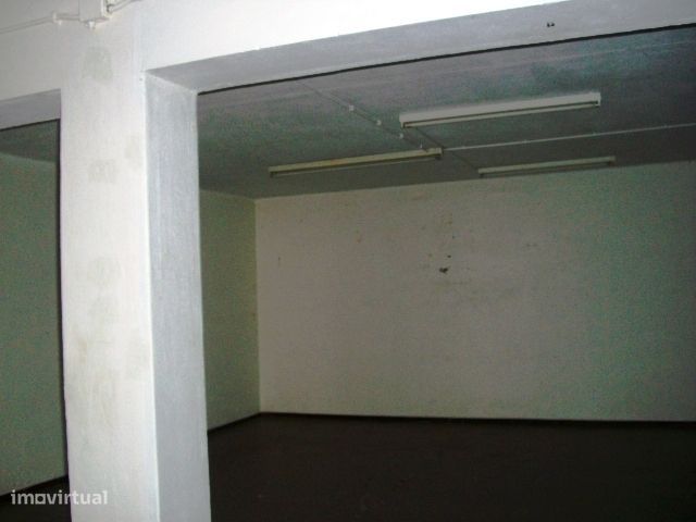 Vendo Garagem/Armazém Junto ao seminario em Leiria-5
