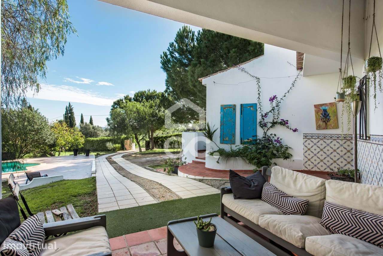 Moradia T4 independente com piscina e terreno em Alcantarilha-20