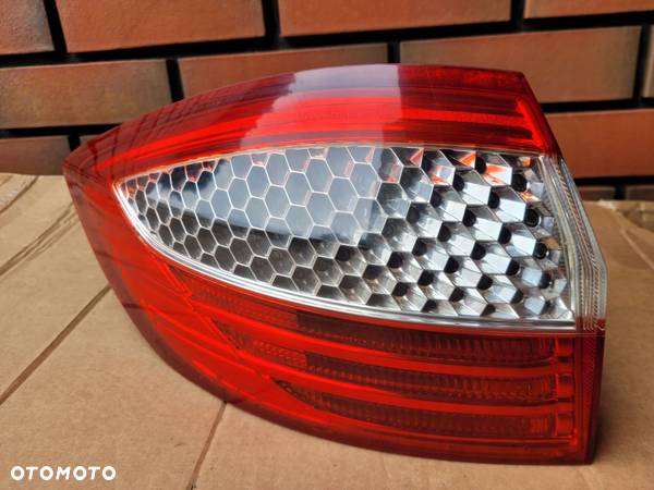 FORD MONDEO MK4 IV KOMBI LAMPA LEWY TYŁ W BŁOTNIK - 1