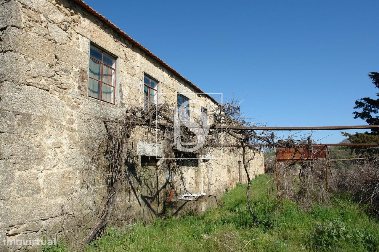 Casa Em Granito Para Recuperar em Caria