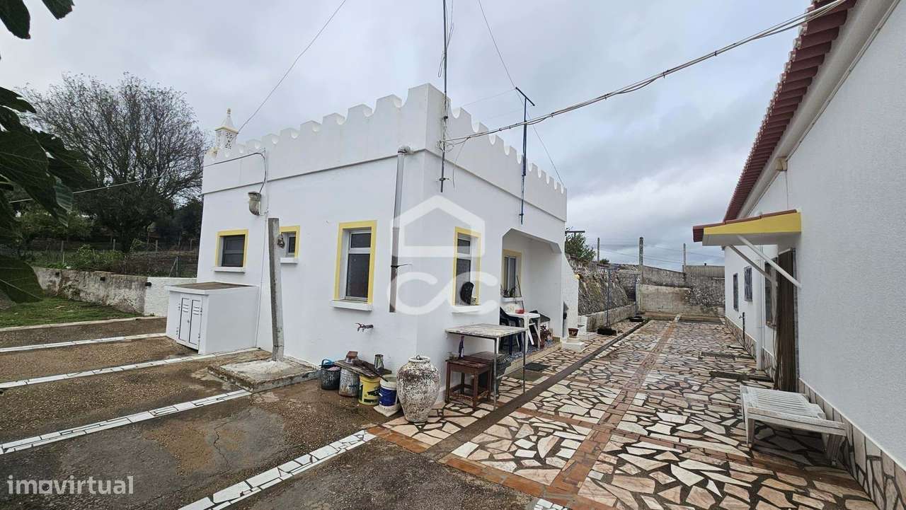 Moradia V4 com 174 M2, aproveitamento de sótão, garagem para 2 viatura-11