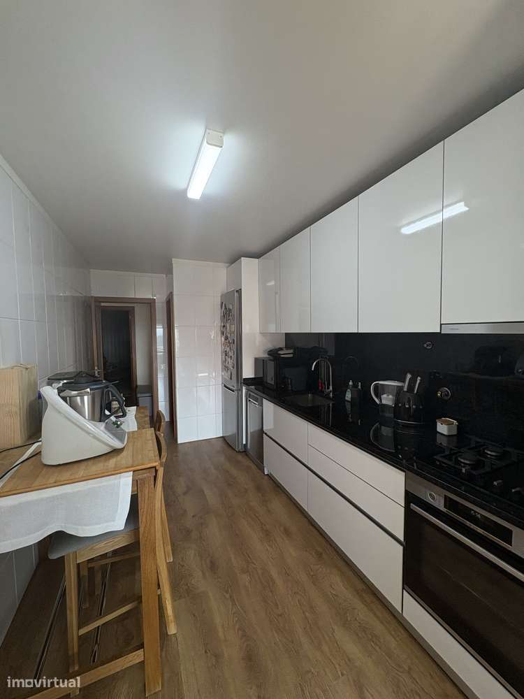 Apartamento T3 semi-duplex totalmente renovado com ótimos acessos - Grande imagem: 5/23