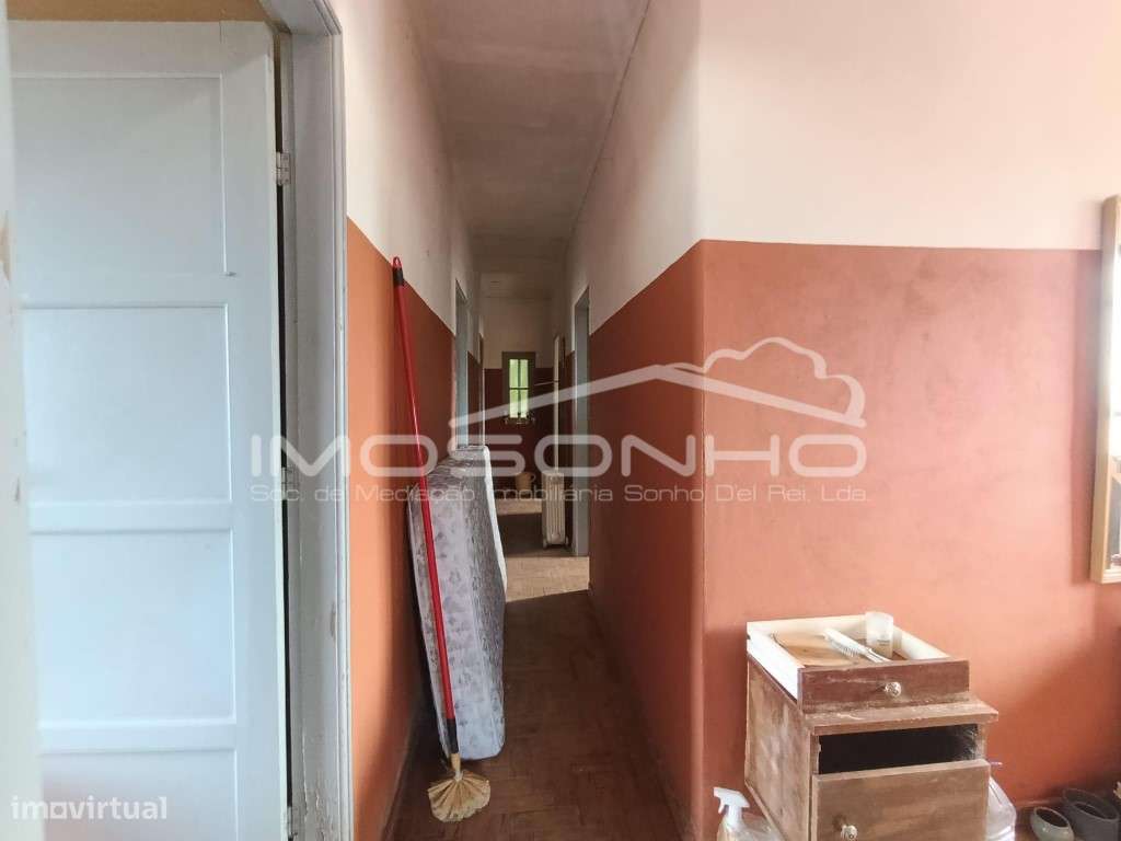 Moradia para Restaurar com Pátio, Garagem e Terraço-14