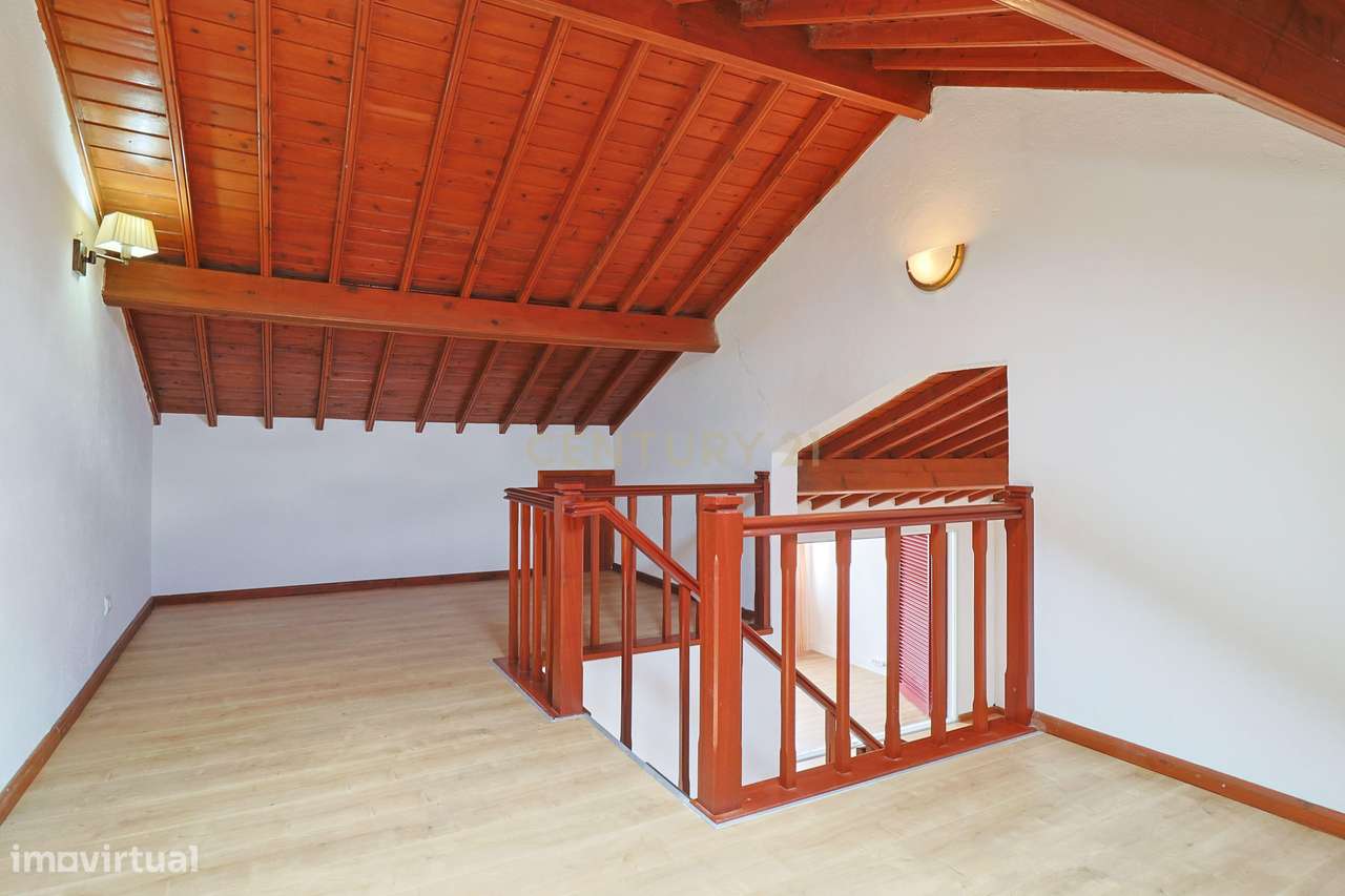 Moradia T2+1 com sótão, garagem, jardim e logradouro – Ponta Delgada-40