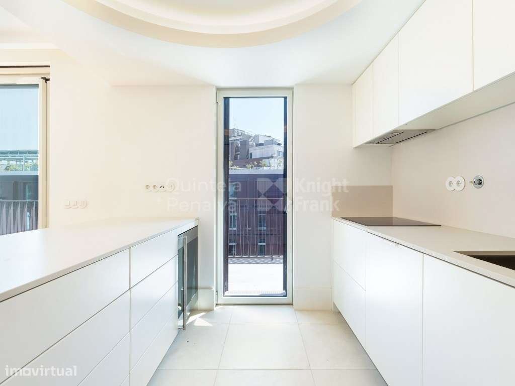 Apartamento T4 com piscina e estacionamento, aos Aliados - Grande imagem: 4/25