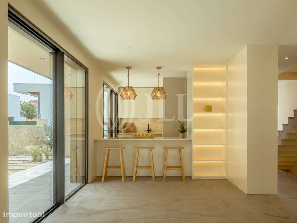 Moradia T3+1 com jardim, piscina e garagem, no Estoril-10