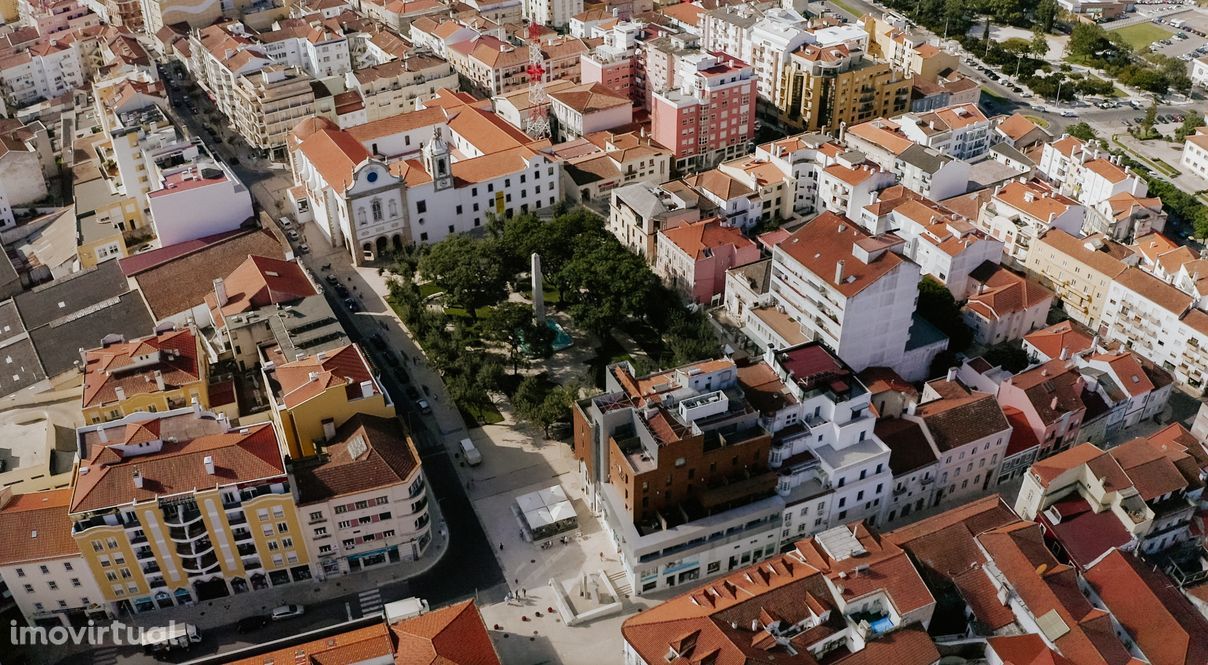 Loja no centro da cidade com montra e 1 Parqueamento!