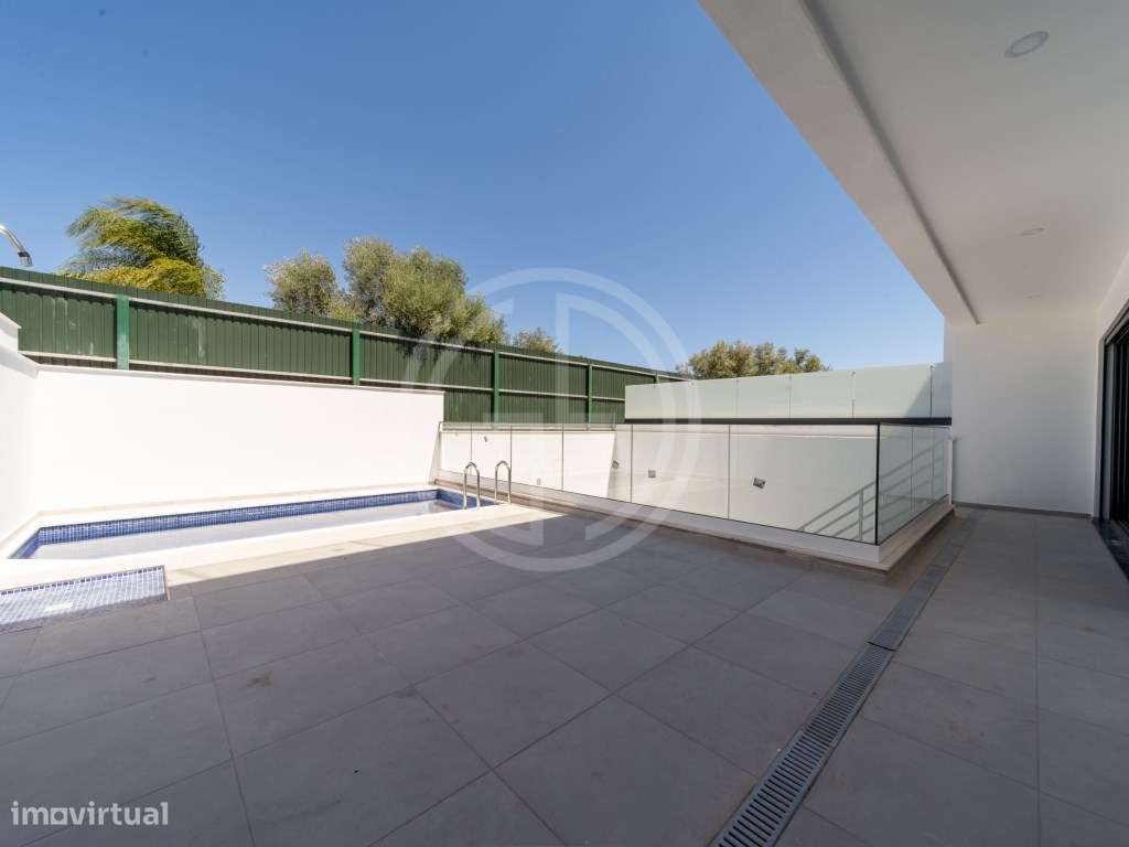 Moradia V3+1 com piscina privada em Gambelas-5