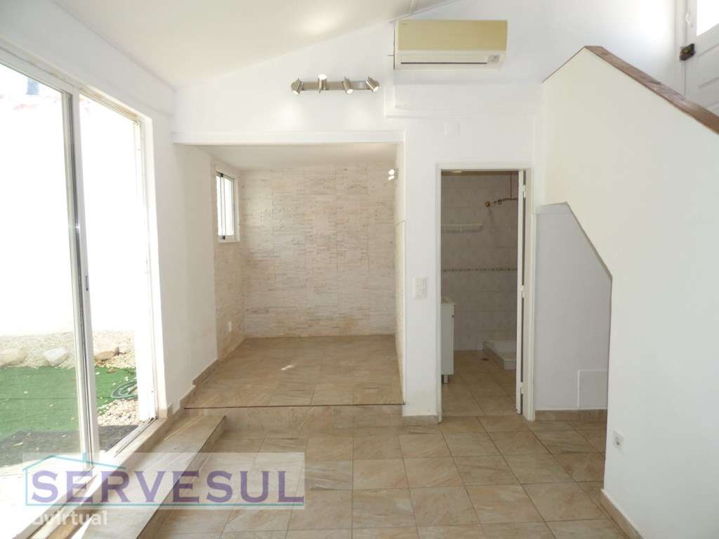 Casa Tradicional, com dois pisos, 4 quartos, dividida em duas habit...-4