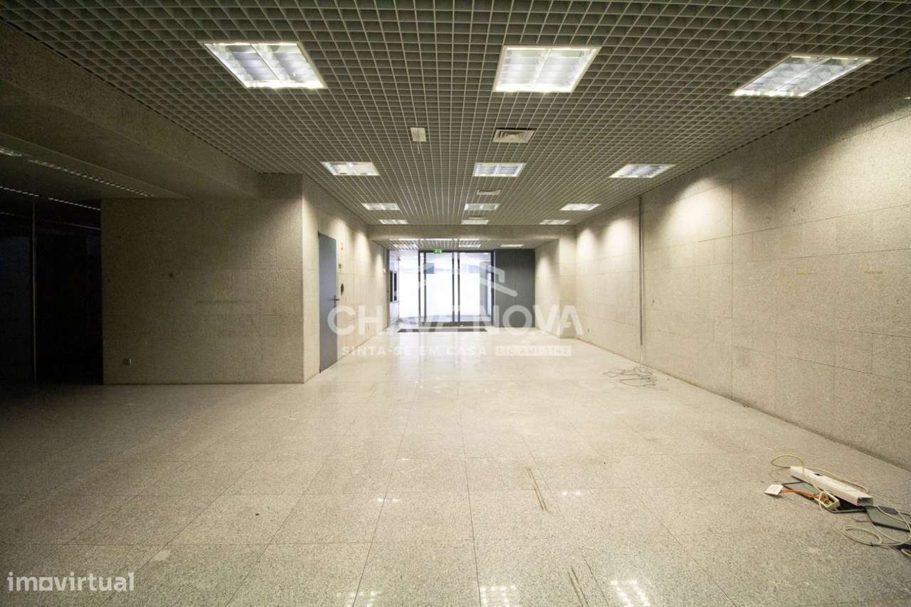 Estabelecimento Comercial c/ 2 pisos na Avenida da Boavista - Grande imagem: 4/25