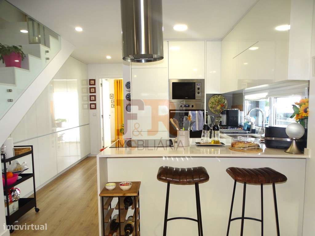 Semi-Nova Geminada Duplex T3 com Piscina Fernão Ferro-8