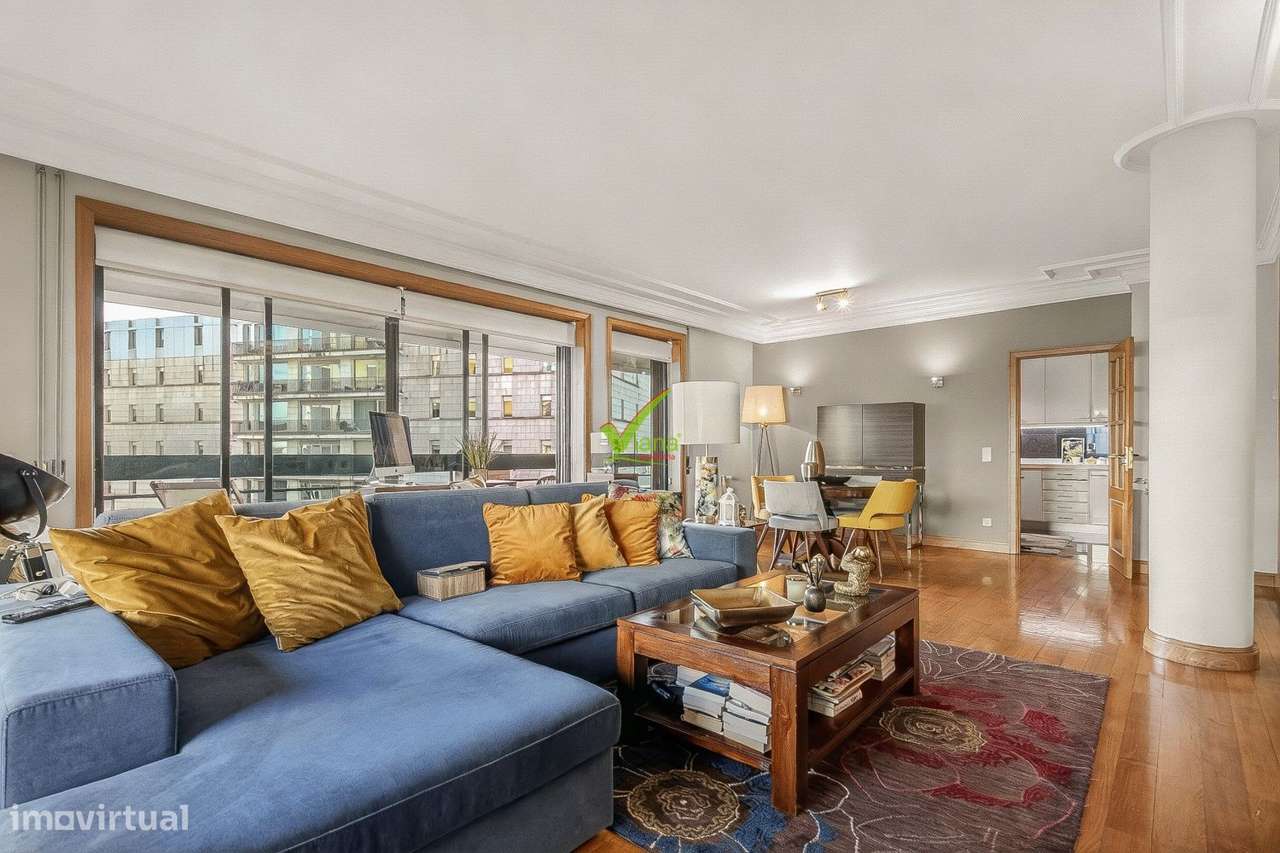 T. 4 com 3 lugares de garagem e arrumos - Centro da cidade da Maia-8