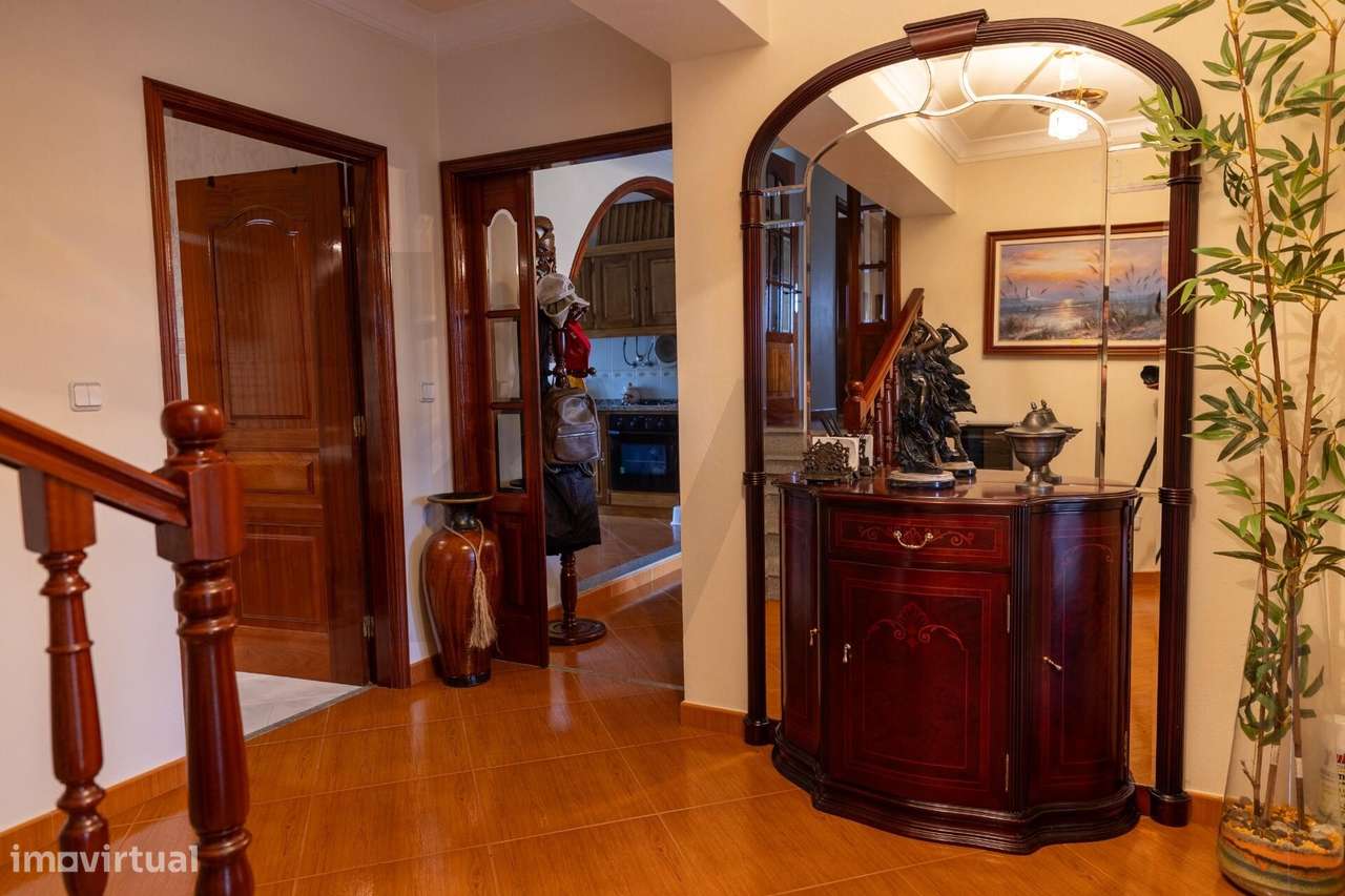 Moradia com 700 m2 de terreno, piscina e vista desafogada perto das Te - Grande imagem: 2/60