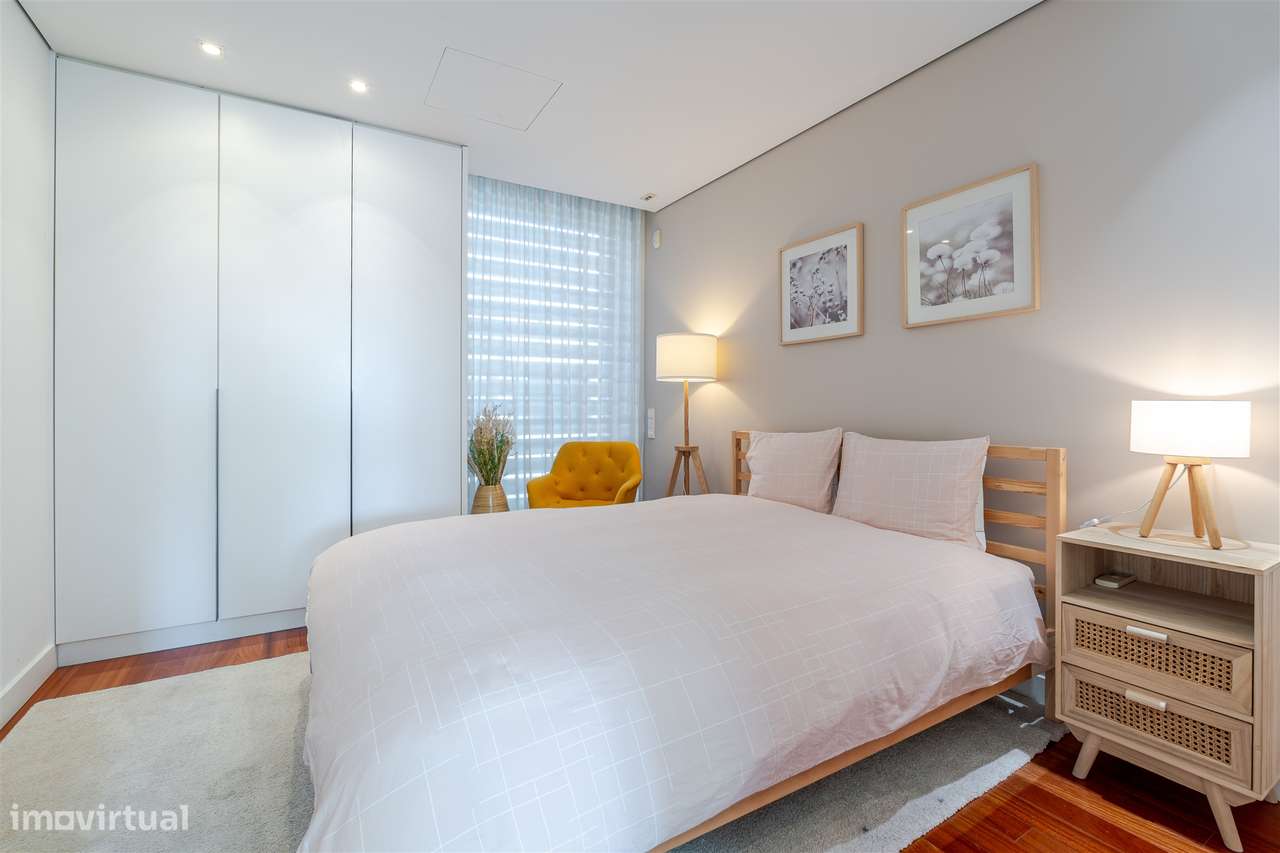 Moradia T4 com piscina, jardim e vista tranquila-12