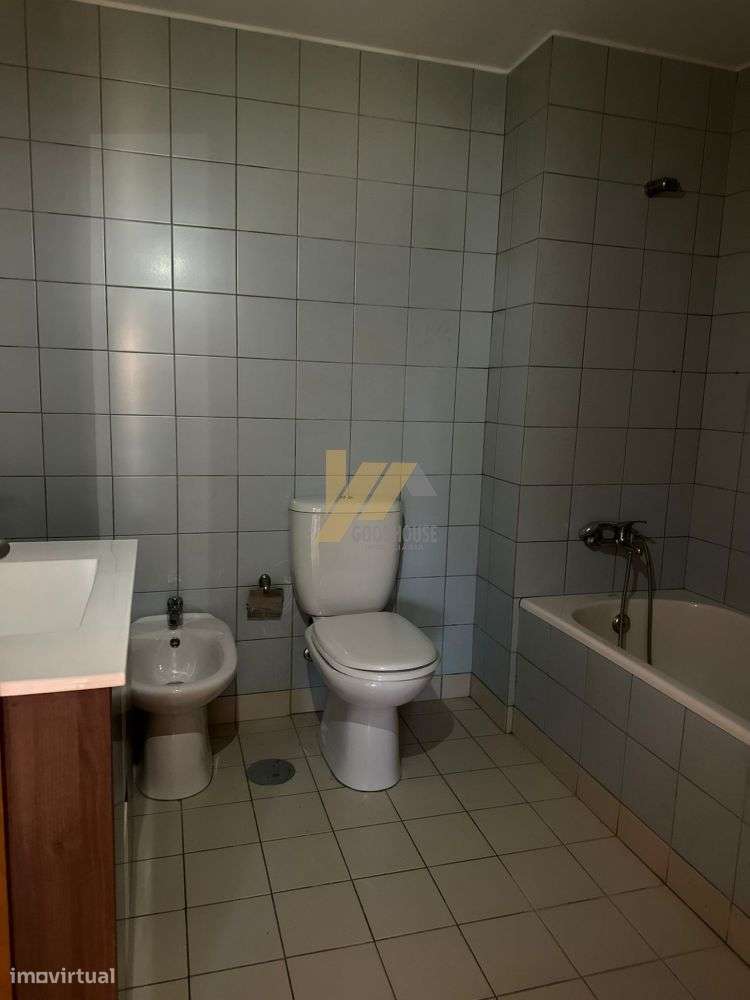 Apartamento T2 de duas frentes com garagem e elevador-12