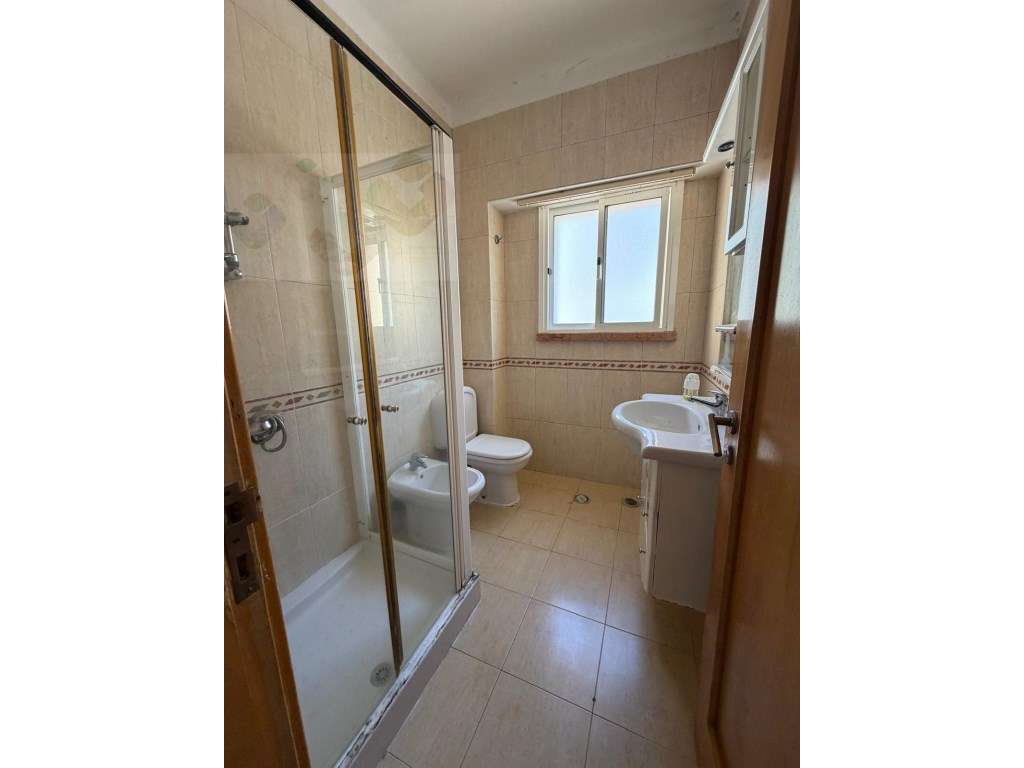 Apartamento com Excelente Potencial de Valorização na Amadora-13