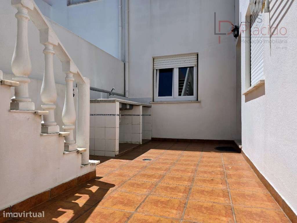 Moradia com 5 Quartos c/ Garagem + Anexo T1-33