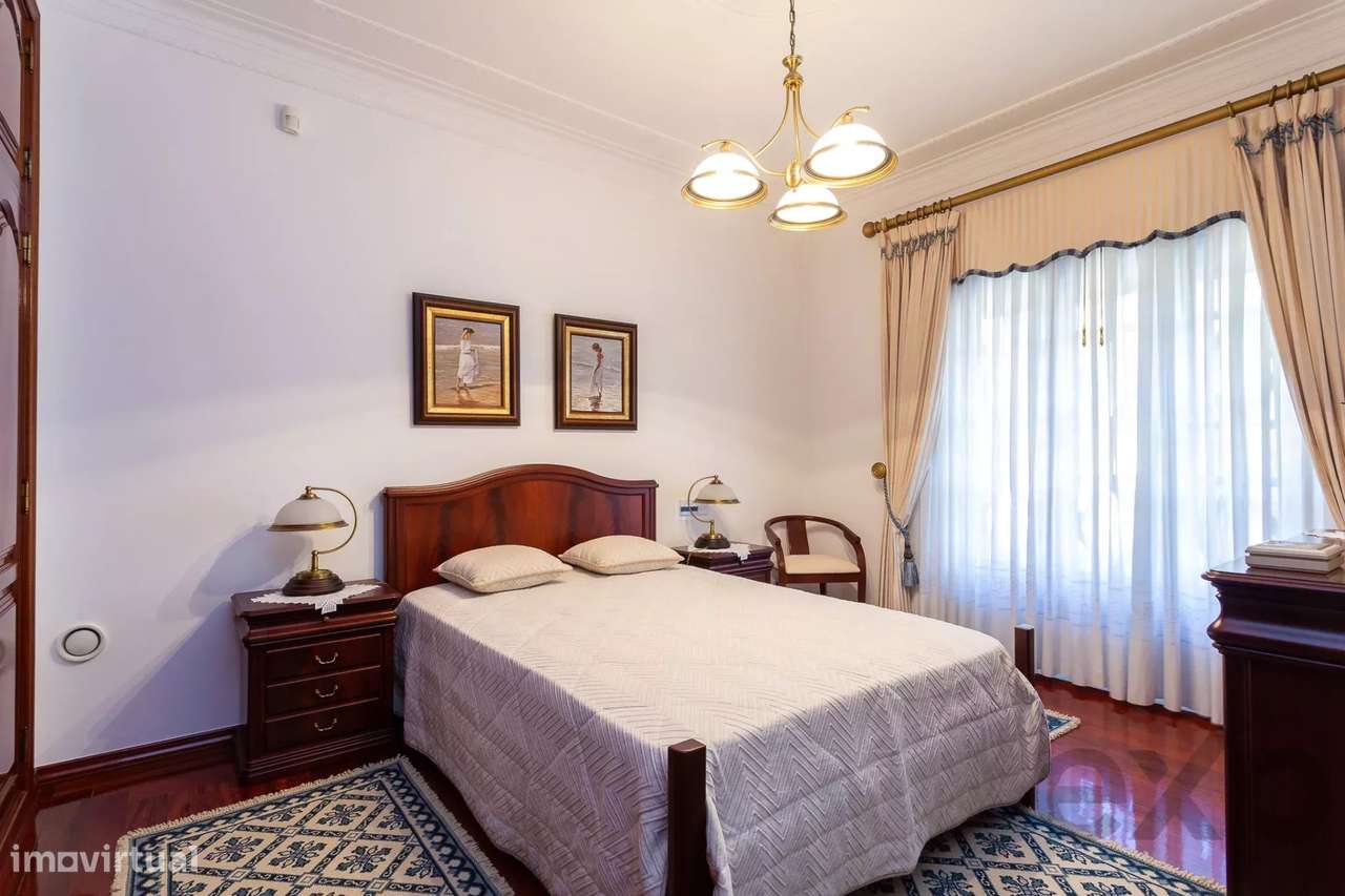 Moradia de Prestígio com Piscina-28