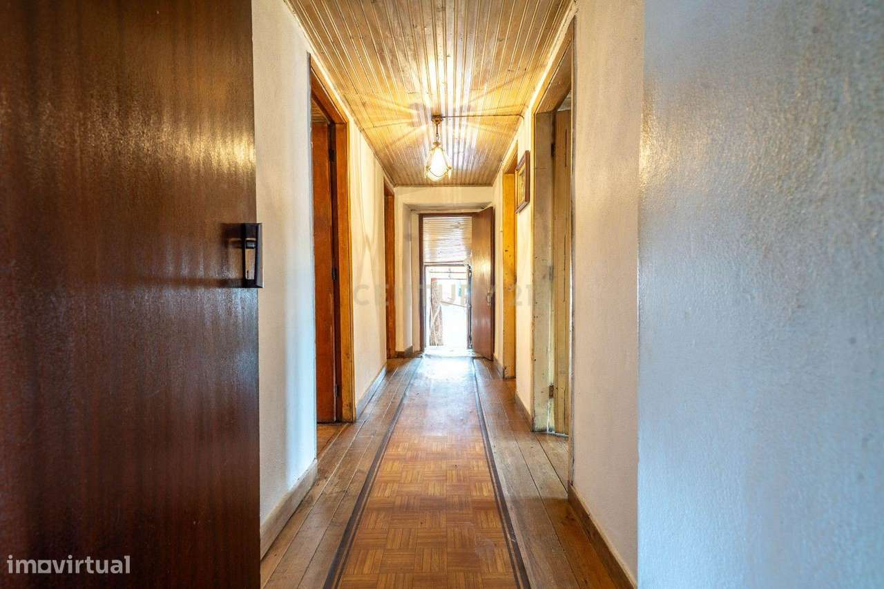 Moradia para recuperar com terreno a 1,4 km da Estação de Serpins - Grande imagem: 2/36