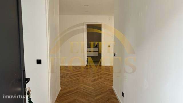 Moradia T3 totalmente reconstruída no centro de Almada — onde o design-11