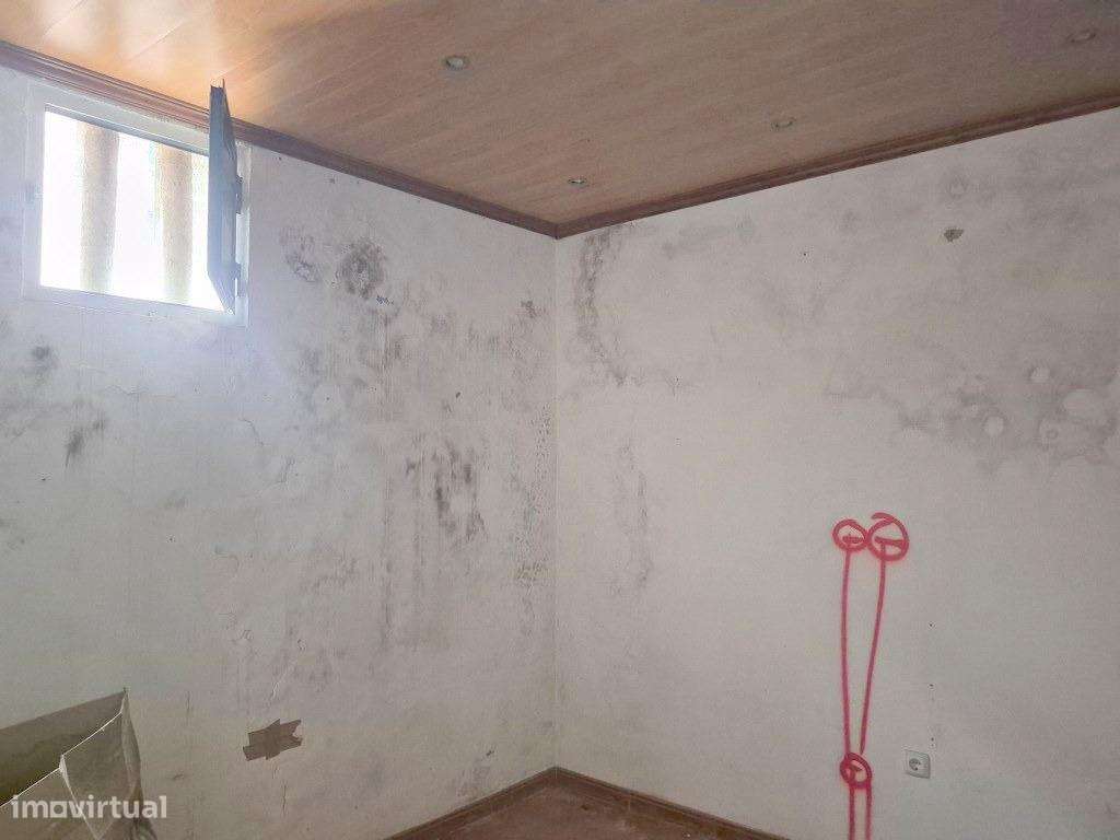 Moradia T3 para remodelar Vialonga-11