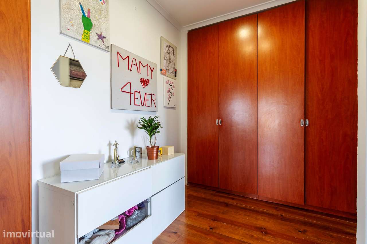 Moradia T4 c/ Estacionamento, Garagem e Diversos Espaços Exteriores em-39