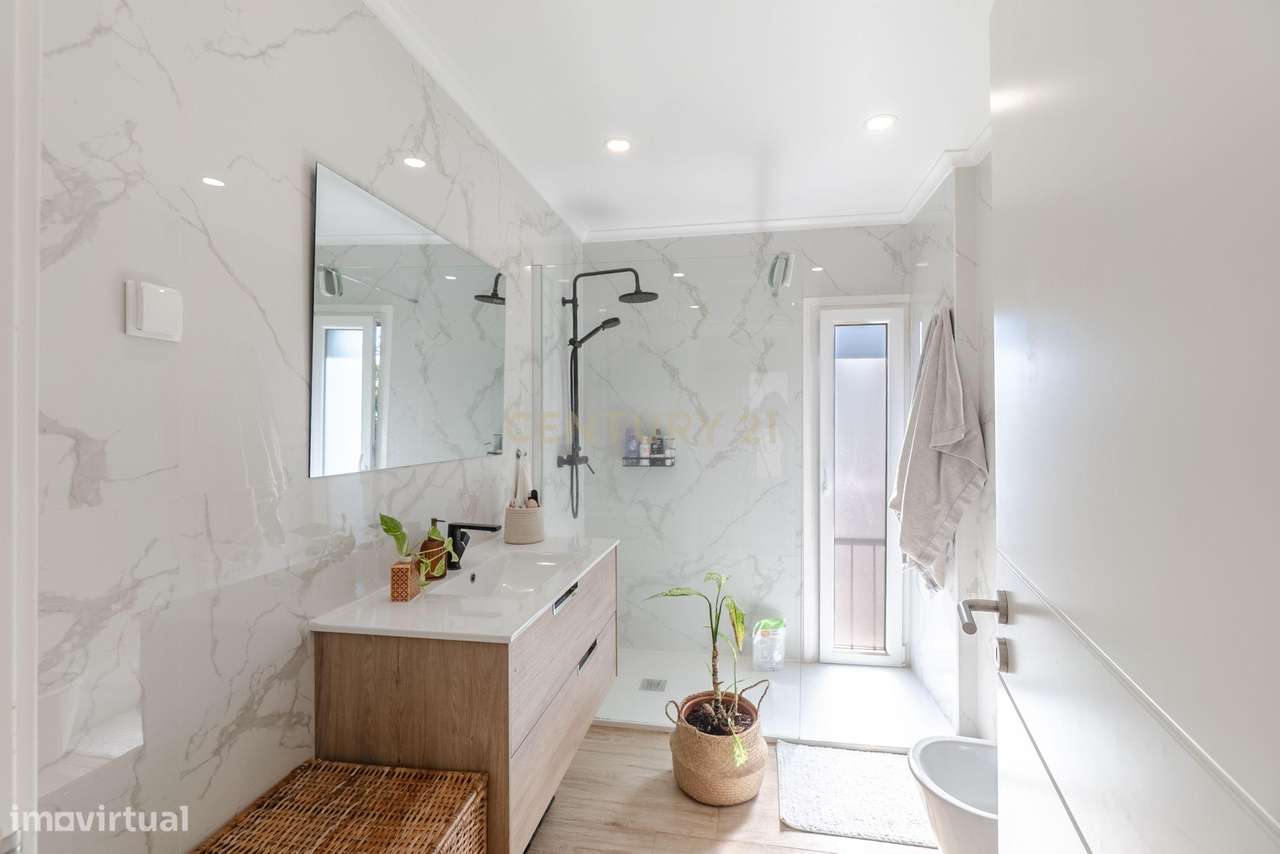 Moradia T3 + 2 com Piscina - Foros de Amora-18