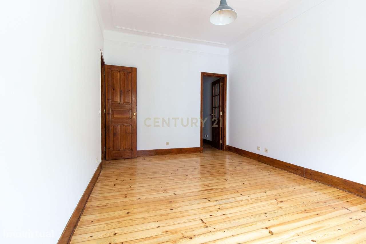 Apartamento T2 (pode ter aproveitamento de 3 quartos) - Grande imagem: 4/19