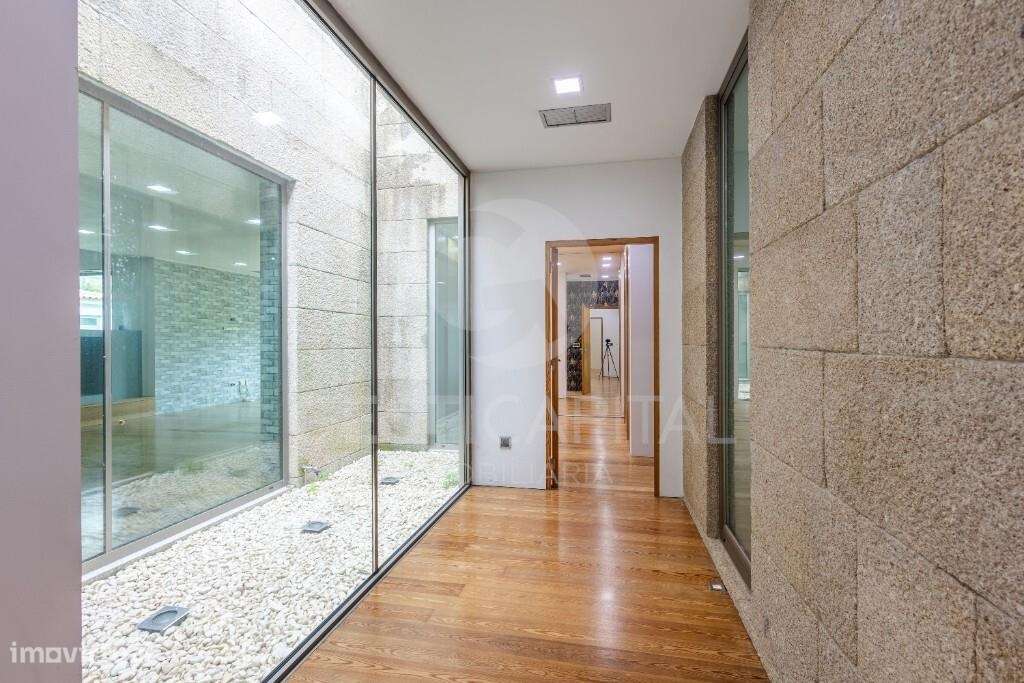 Moradia T4 Térrea de Luxo em Pedra com Terreno, Garagem e Levada Natur-19