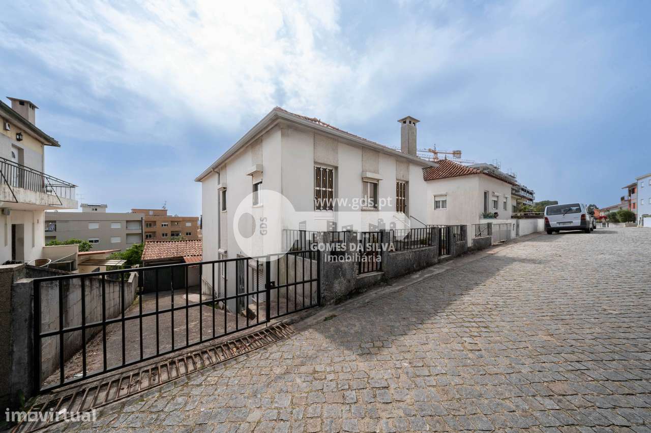 Moradia Bifamiliar T6 em Nogueira, Braga-33