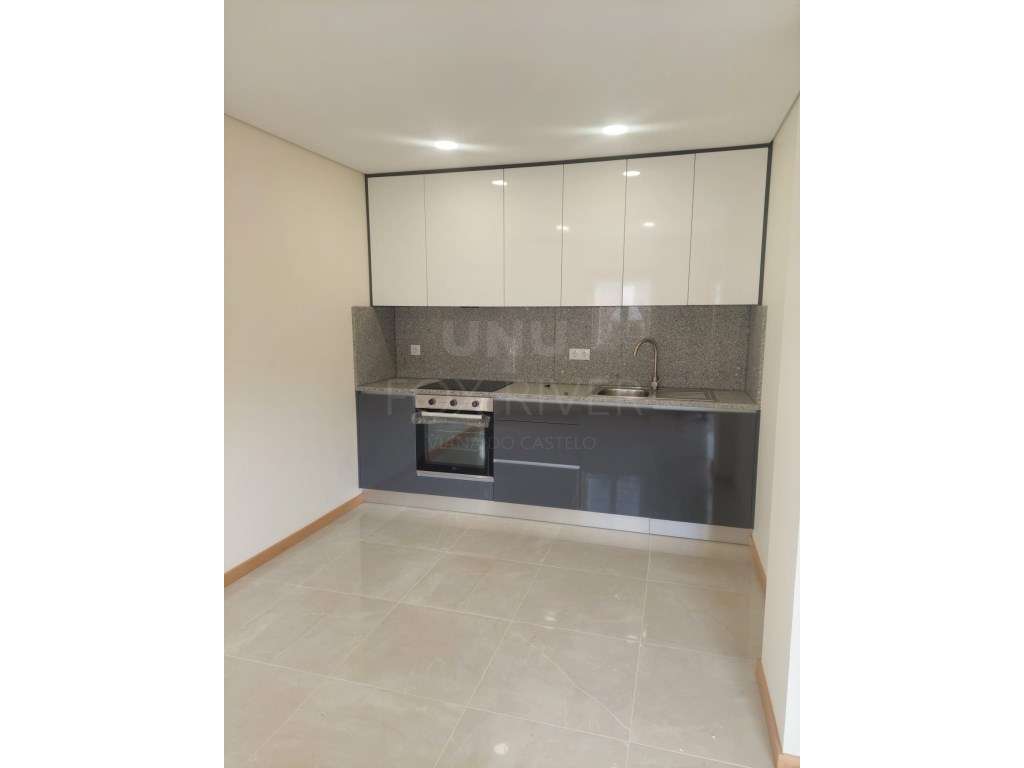 Apartamento T2 totalmente renovado para arrendamento em Monserrate - Grande imagem: 2/12