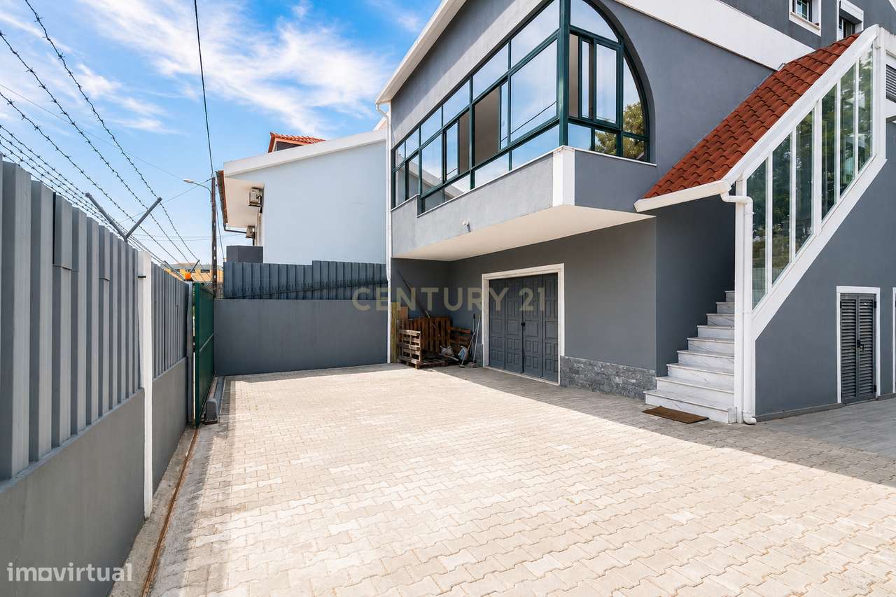 Moradia T4 com piscina e garagem junto às Colinas do Cruzeiro-36