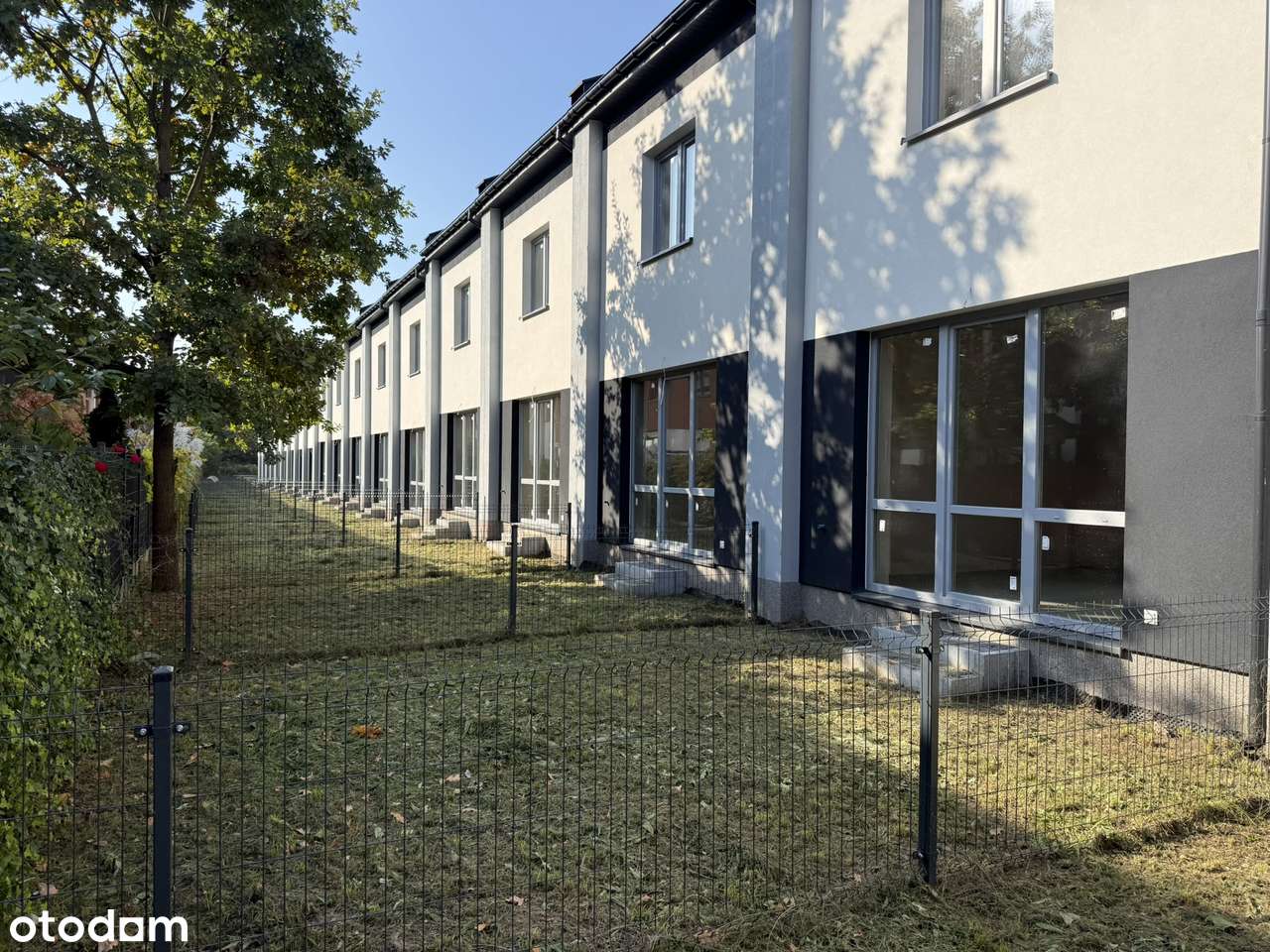 Osiedle w samym sercu Kobyłki.  Segmenty 96m2+49m2. 900m od PKP-2