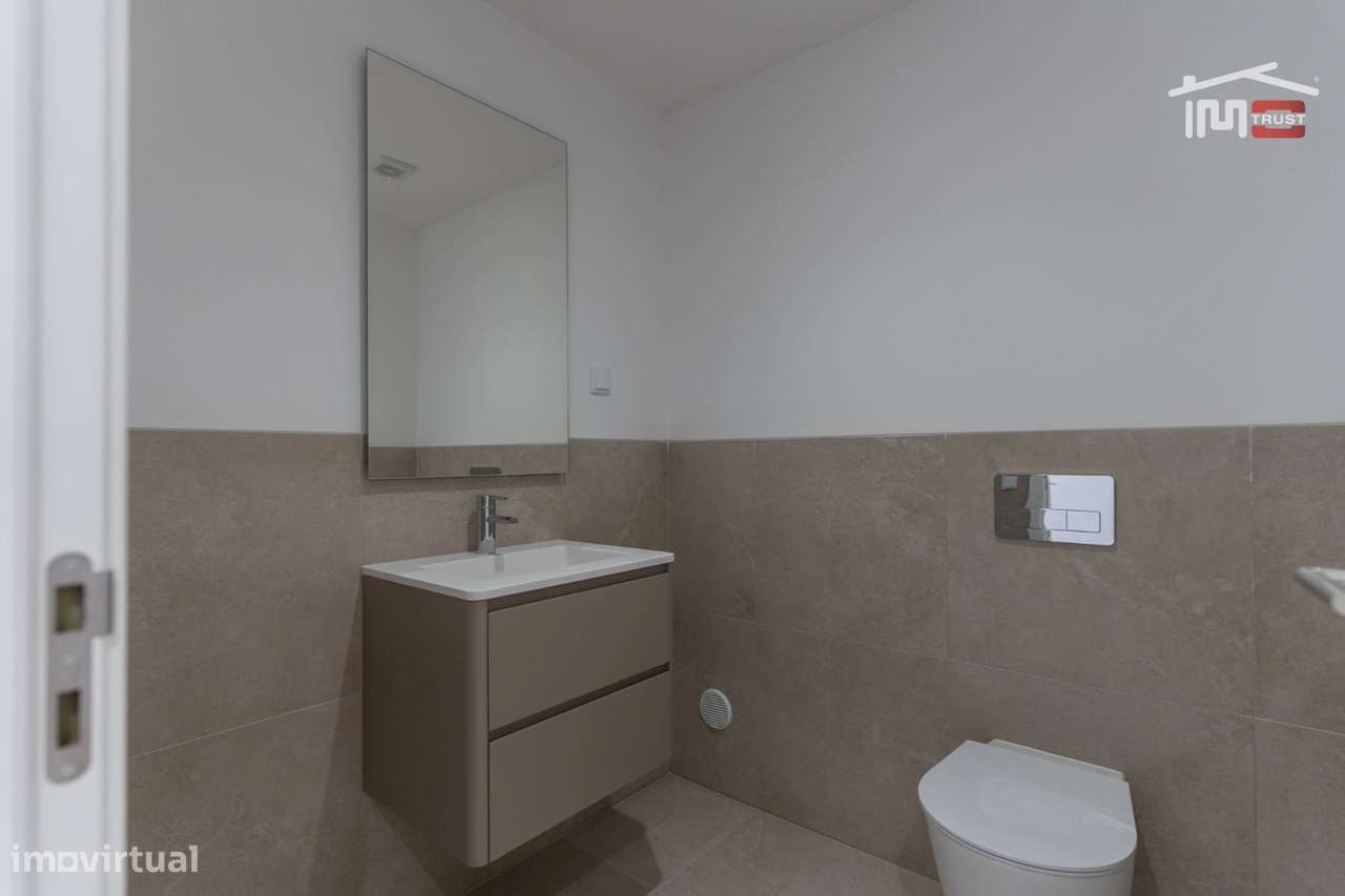 APARTAMENTO T3 NOVO COM ELEVADOR PARQUEAMENTO PISCINA NO TERRASSO E... - Grande imagem: 3/35