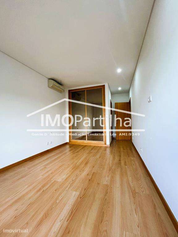 T3 C/ 4 Lugares de parqueamentos nas Colinas do Cruzeiro-12