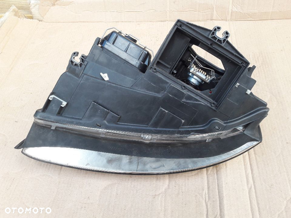 LAMPA XENON PRAWY PRZOD AUDI A4 B6 - 6