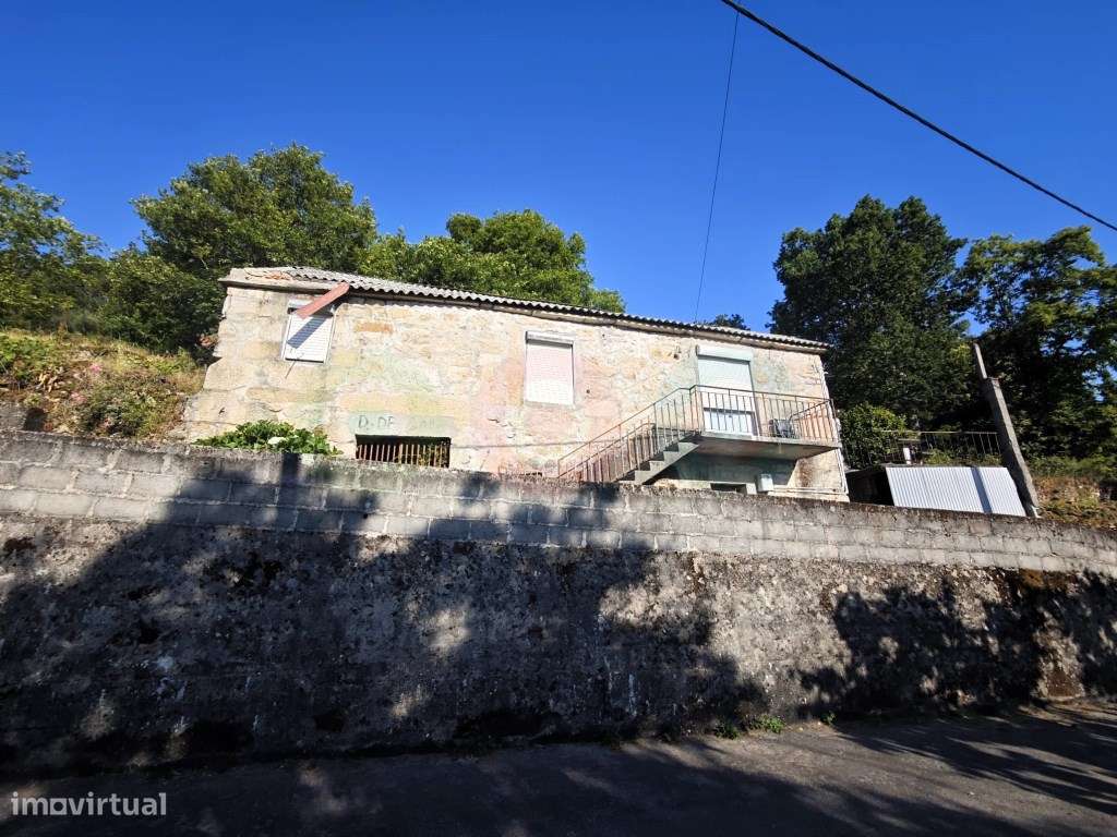 Moradia T3 com terreno em Vilar de Cunhas-43