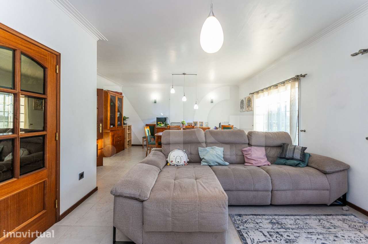 Moradia T4 com pátio, jardim e garagem em Covelas - Trofa-9